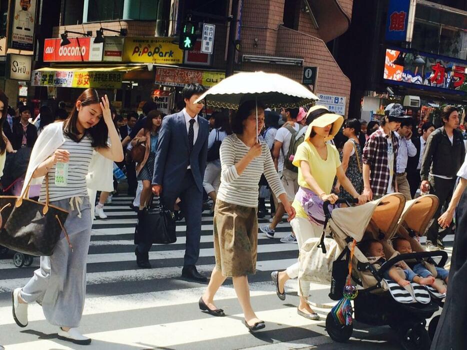 真夏のような暑さとなった東京都心部