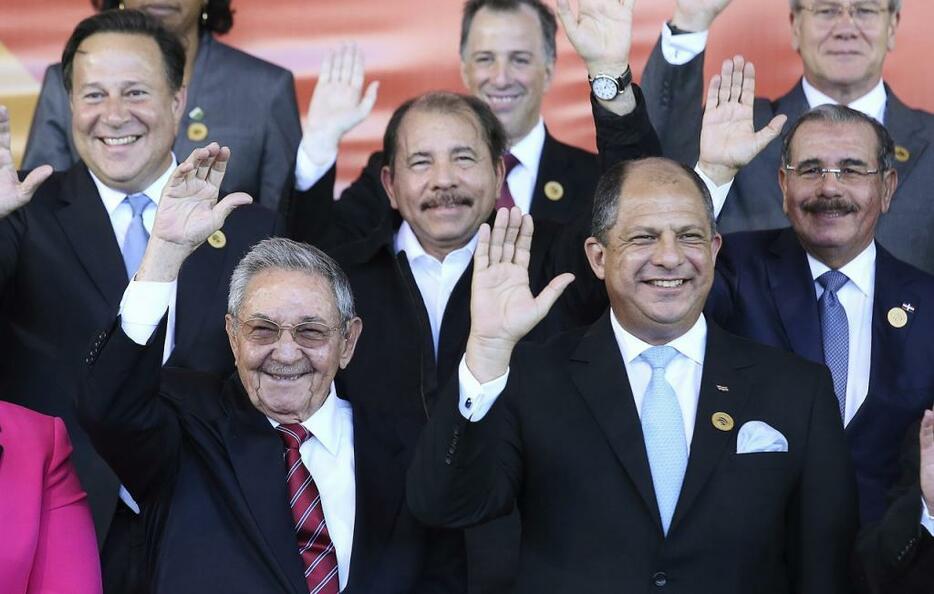 [写真]中南米カリブ諸国共同体の首脳会議に出席したコスタリカのソリス大統領（前列右）（ロイター/アフロ）