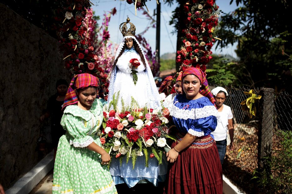 マリア像を運ぶ女性＝2015年5月11日（写真：ロイター/アフロ）