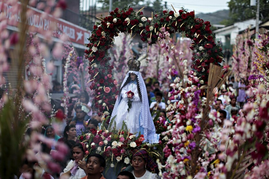 雨季を前に、聖母マリア像をまつりパレードする人々＝2015年5月11日（写真：ロイター/アフロ