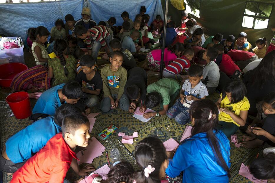 避難所に集まる子供たち=2015年5月8日（写真：ロイター/アフロ）