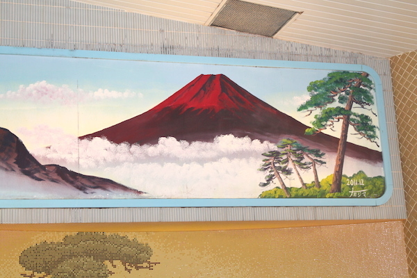 ふくの湯「大黒天の湯」赤富士のペンキ絵。銭湯のペンキ絵にはファンが多い