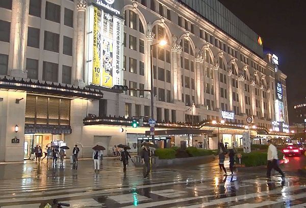 [写真]強めの雨が降り傘を手に家路を急ぐ人が多く見られた＝12日午後9時ごろ、大阪市中央区で