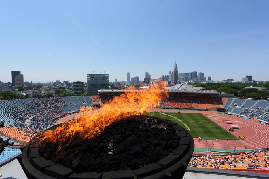 2014年のゴールデンGP陸上。聖火台には灯がともった＝2014年5月11日（写真：YUTAKA/アフロスポーツ）