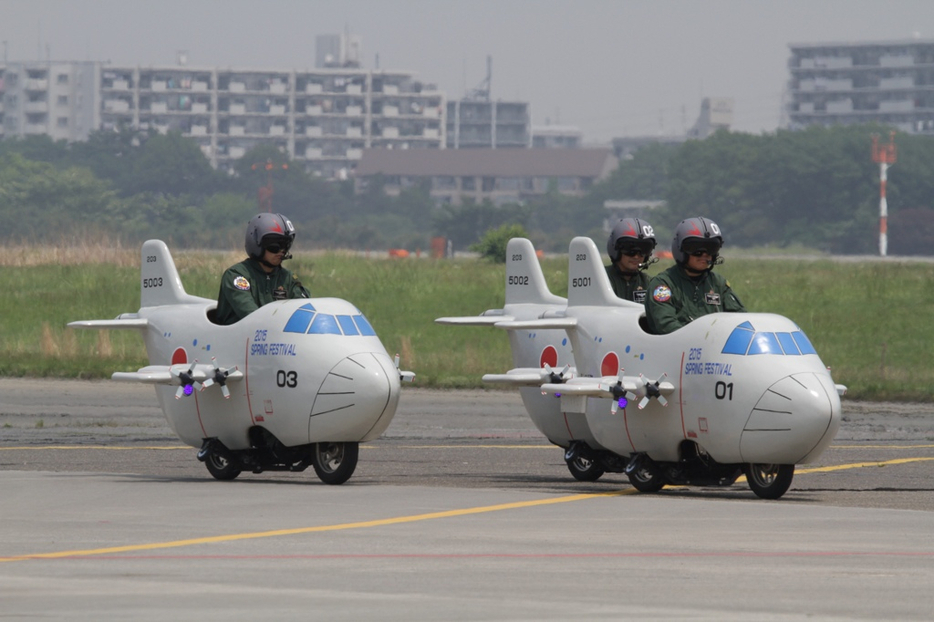 [写真]P-3C哨戒機の形に改造したバイク「ミニP-3C」による展示走行