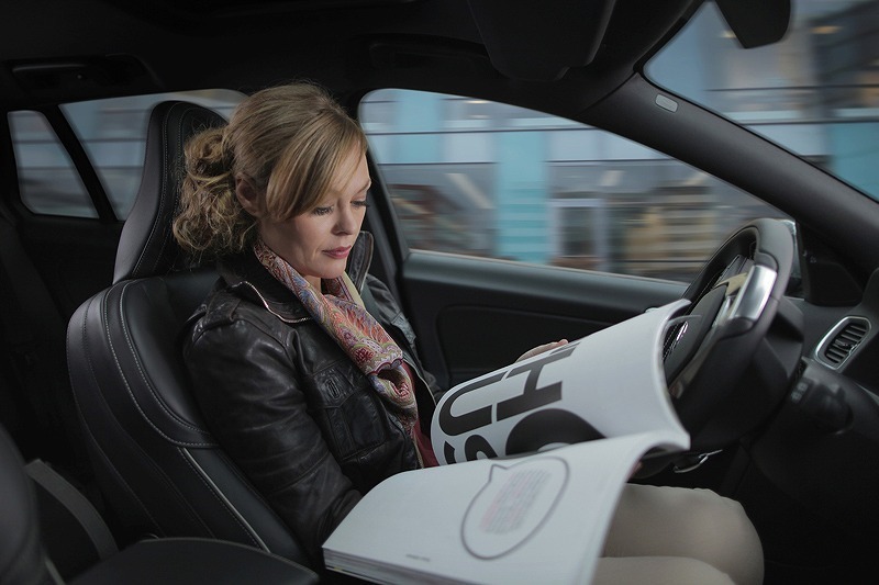[画像]「ドライバーは運転中の時間が有意義に使える」というメッセージとともに発表されたボルボの公式写真。運転中に読書ができるという