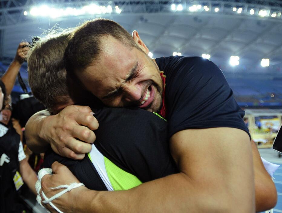 世界陸上・テグ大会 初優勝をコーチと喜び合う=2011年8月29日（写真：ロイター/アフロ）