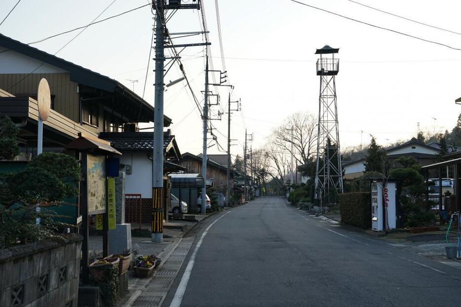 [写真]犬目の旧宿場町の中心。地味ながらも風情ある山村風景だ