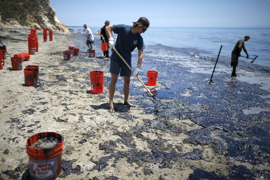 サンタバーバラ近郊のリフュージオ・ステート・ビーチに漂着した油を除去するボランティア＝2015年5月20日（写真：ロイター/アフロ）