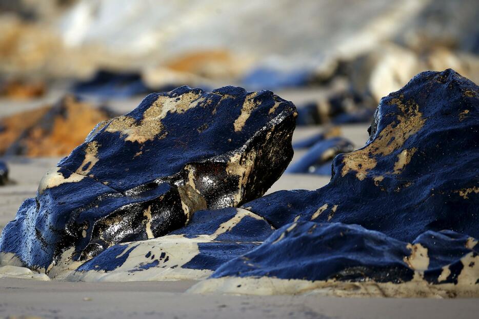 油膜で汚染されたビーチ。79000リットルの油が流出か＝2015年5月20日（写真：ロイター/アフロ）