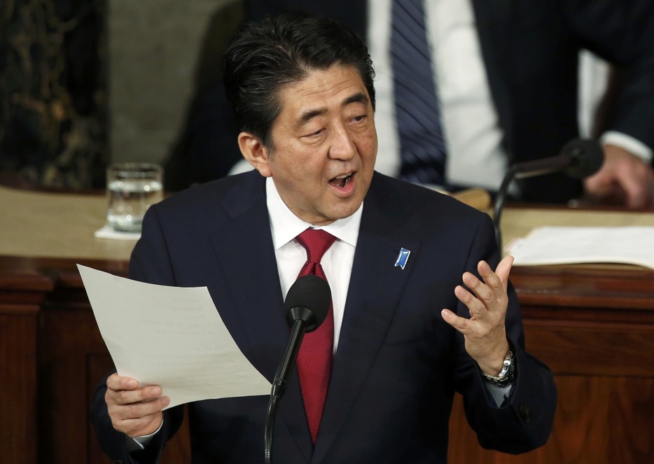 手ぶりを交えて演説する安倍首相＝2015年4月29日（写真：ロイター/アフロ）