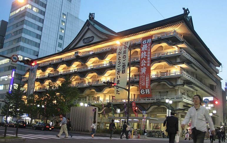 [写真]「新歌舞伎座」として最終公演が行われていたころ。お礼の垂れ幕もかけられていた=2009年5月、大阪市中央区で
