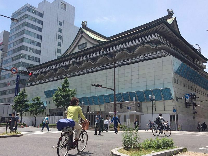 [写真]日に日に工事用パネルで姿が見えなくなってきた旧新歌舞伎座=22日午後1時ごろ、大阪市中央区で
