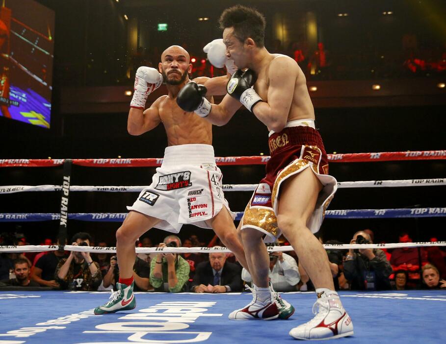 WBOライト級王座決定戦。レイムンド・ベルトラン（メキシコ）と打ち合う＝2015年5月2日（写真：ロイター/アフロ）