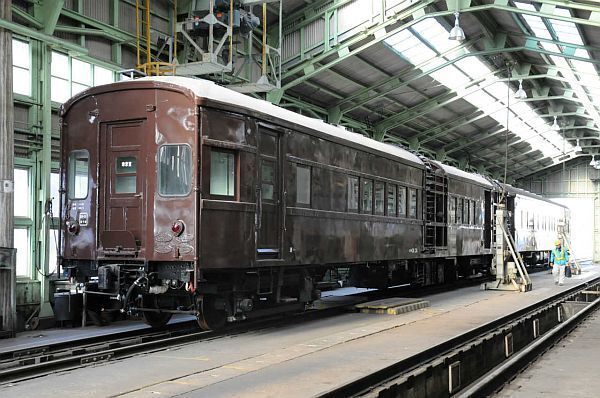 [写真]検修庫の中には、古めかしい車両が。建築限界測定車・オヤ31だ