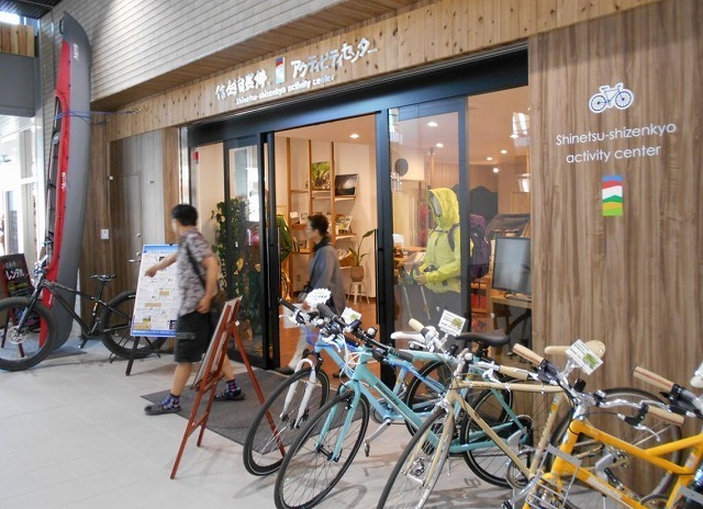 [写真]新幹線・飯山駅の「信越自然郷アクティビティセンター」。貸し自転車などが並ぶ