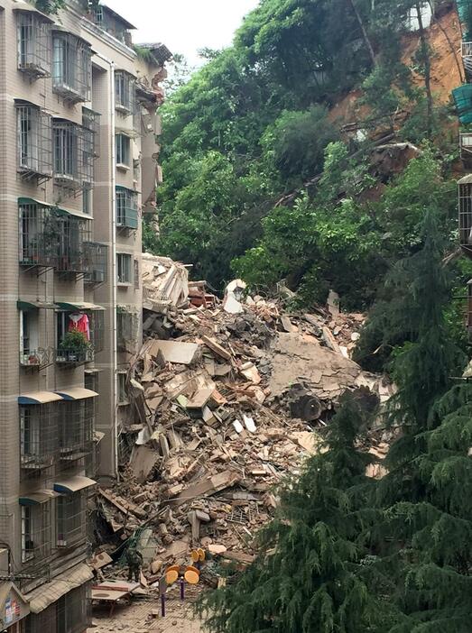 土砂崩れで倒壊したマンション＝2015年5月20日（写真：ロイター/アフロ）