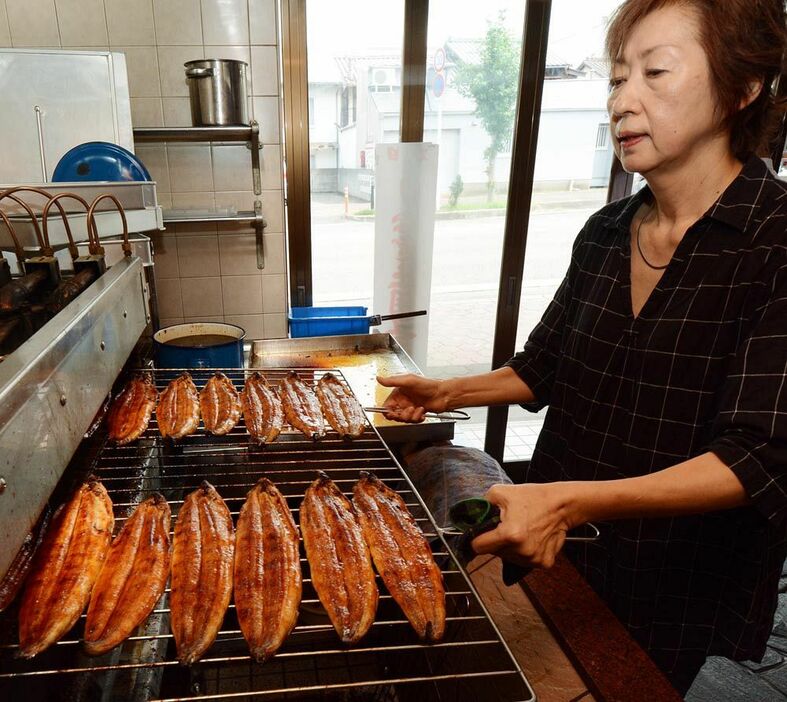 ウナギをこんがり焼き上げる店員（２４日、和歌山県田辺市上屋敷１丁目で）