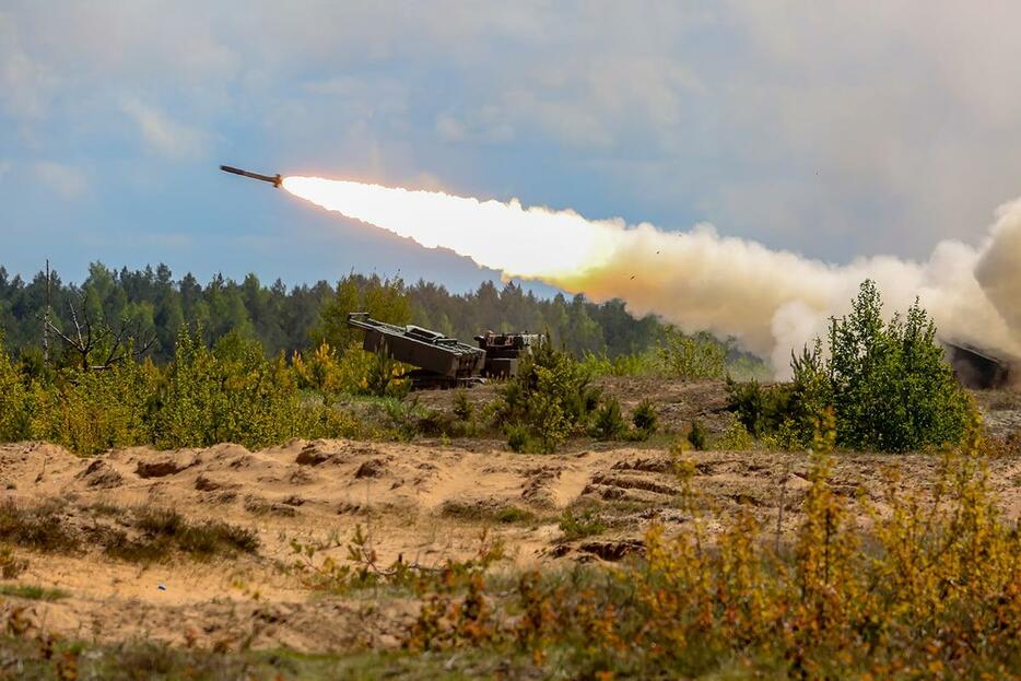NATOの軍事演習でのHIMARS発射訓練（2017年6月、ラトビア・アダジ）　fotorobs-Shutterstock