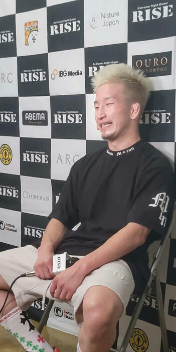 試合後のインタビューでホッとした表情を浮かべる梅井泰成