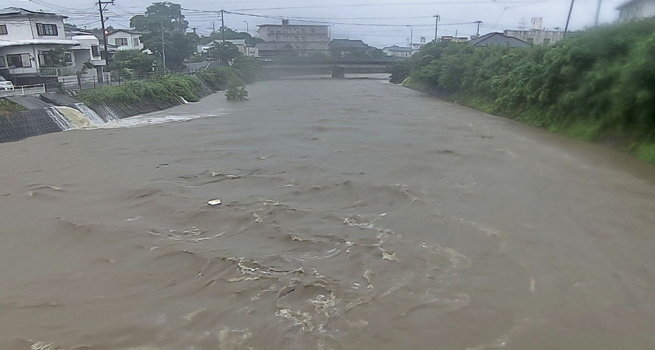 大雨の影響で増水した、長崎県五島市の福江川のライブカメラ映像＝14日午前（国交省提供）