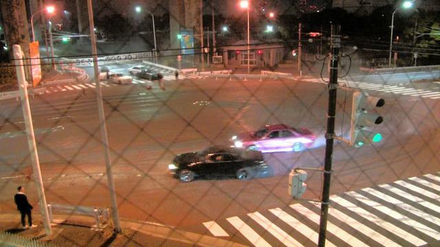 2台でドリフト走行する容疑者らの車=神奈川県警提供