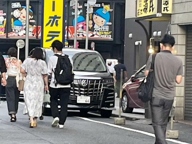 大久保公園の近くで客待ちをしていた女性が、私服警察官（左から３人目）に事情を聴かれた＝２０２３年７月１５日午後６時２５分、東京都新宿区歌舞伎町２丁目、御船紗子撮影