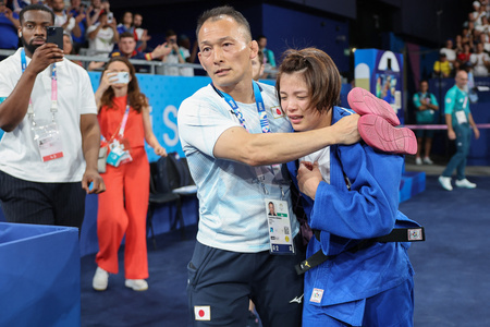 パリ五輪、柔道女子52キロ級2回戦。試合に敗れ、悔しがる阿部詩（右、2024年7月28日撮影）。