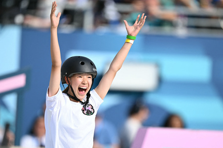 パリ五輪、スケートボード・女子ストリート決勝。金メダル獲得を喜ぶ吉沢恋（2024年7月28日撮影）。