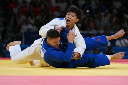 パリ五輪、柔道男子66キロ級決勝。ブラジルのウィリアン・リマ（手前）と対戦する阿部一二三（2024年7月28日撮影）。