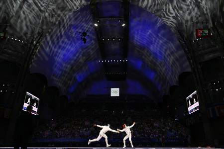 パリ五輪、フェンシング男子エペ個人決勝。フランスのヤニック・ボレル（左）と対戦する加納虹輝（2024年7月28日撮影）。