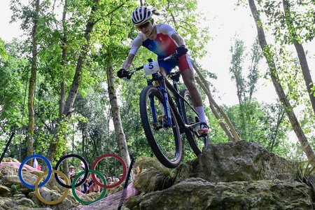 パリ五輪、自転車マウンテンバイク女子クロスカントリーに臨むフランスのロアナ・ルコント（2024年7月28日撮影）。