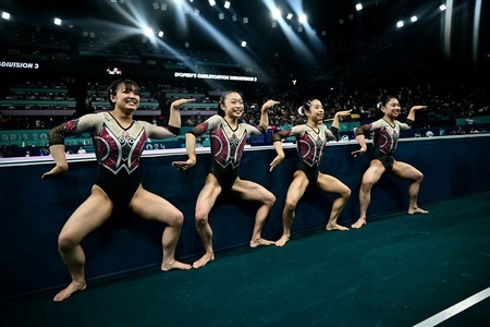 パリ五輪、体操女子予選。決勝進出を決め、ポーズをとる日本の選手（2024年7月28日撮影）。