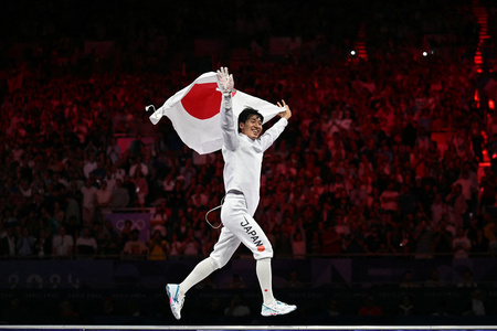 パリ五輪、フェンシング男子エペ個人決勝。金メダル獲得を喜ぶ加納虹輝（2024年7月28日撮影）。