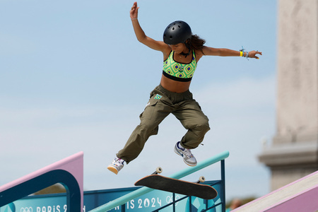 パリ五輪、スケートボード・女子ストリート予選。演技に臨むブラジルのライッサ・レアウ（2024年7月28日撮影）。