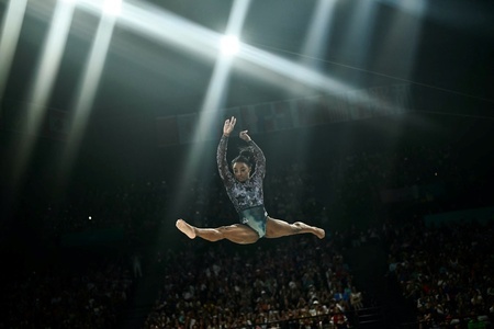 パリ五輪、体操女子予選。平均台の演技に臨む米国のシモーネ・バイルス（2024年7月28日撮影）。