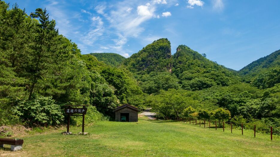 「佐渡島の金山」の象徴的な採掘跡「道遊の割戸」。掘り進むうちにV字型に割れたような姿になった（PIXTA）