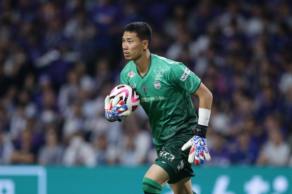 広島の新スタジアムのピッチに立った前川。チームはアウェーでの上位対決を制して連勝を飾った（写真◎J.LEAGUE）