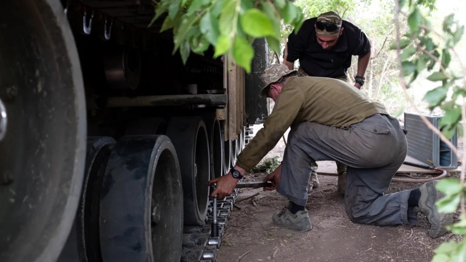 米国から供与された主力戦車を修理するウクライナ軍の兵士