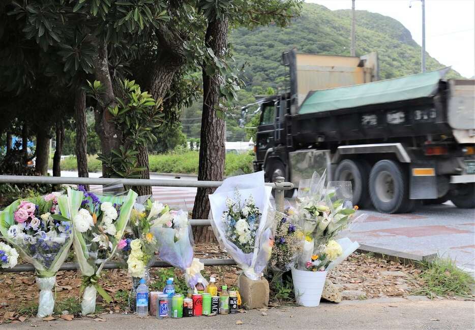 事故現場に供えられた花束や飲み物＝１日午後、沖縄県名護市（大竹直樹撮影）