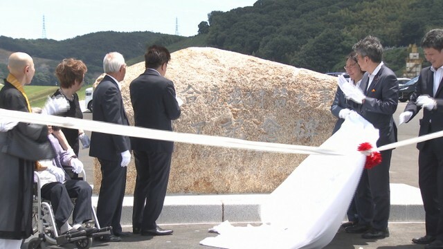 西日本豪雨付け替え工事完了の記念碑除幕