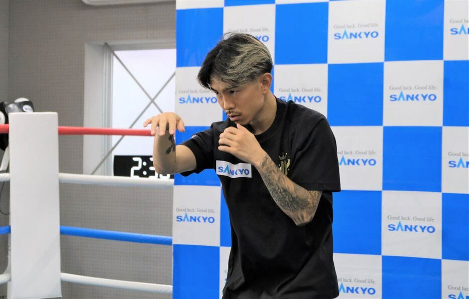 公開練習でシャドーボクシングを１ラウンドだけ披露した井岡一翔