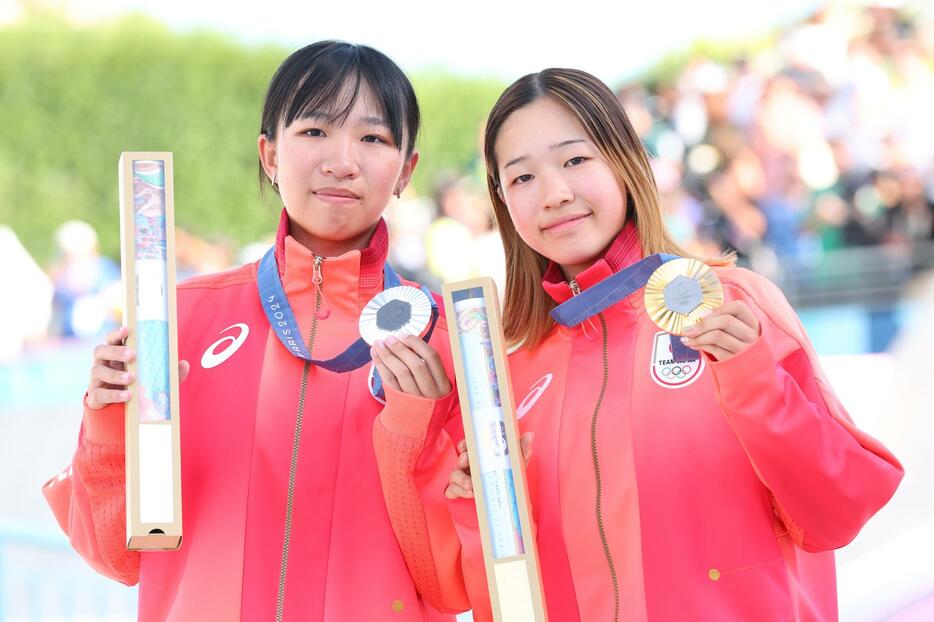 女子スケートボード（ストリート）で金メダルの吉沢恋（右）と銀メダルの赤間凛音（左）（写真：USA TODAY Sports/ロイター/アフロ）