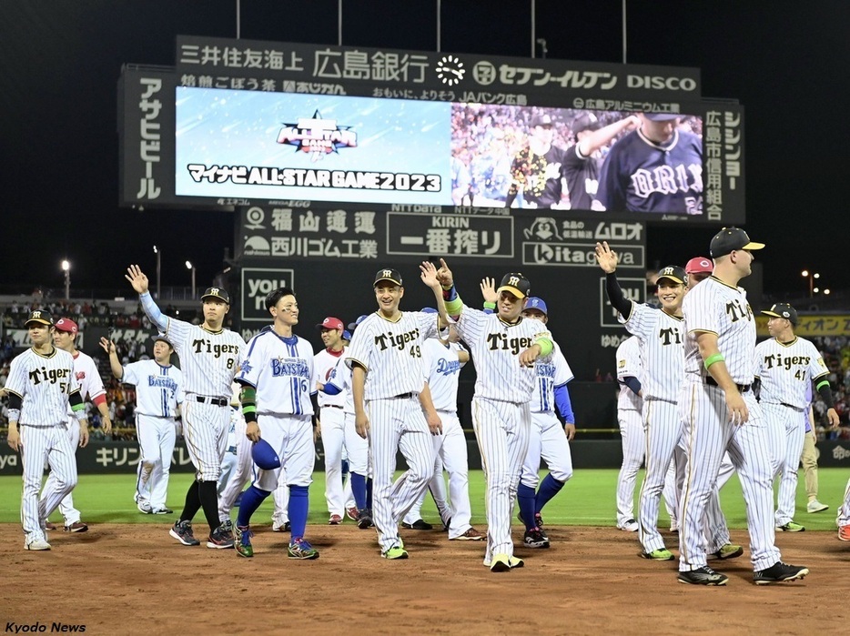 オールスター第2戦試合後、場内一周する全セの選手たち(C)Kyodo News