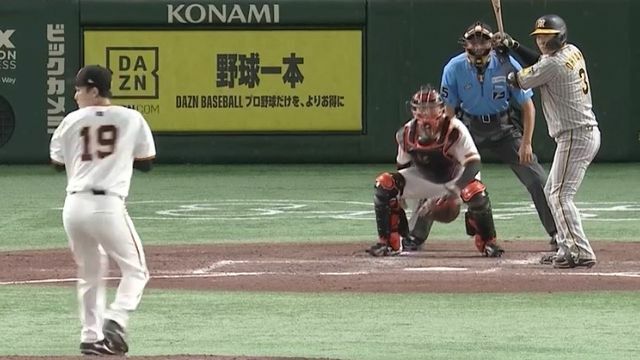 ミットを下げてけん制のサイン出した岸田行倫選手(画像:日テレジータス)