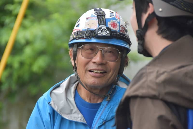 「チームふじさん」のメンバーを指導する藤野さん＝石川県珠洲市