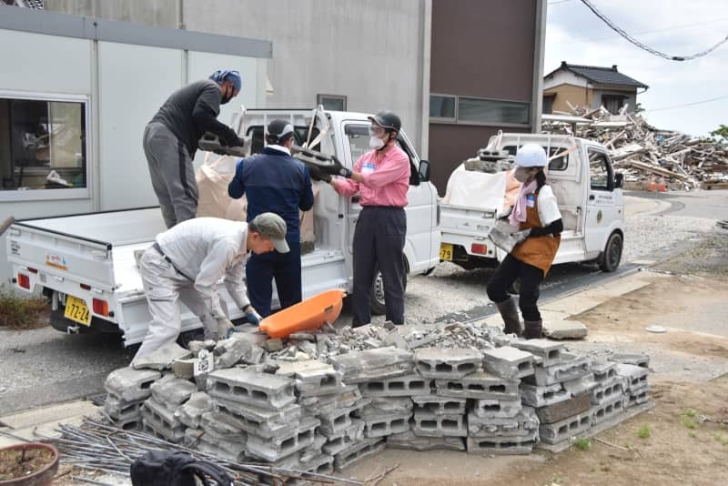 ブロック塀を片付けるボランティア＝６月５日、石川県珠洲市