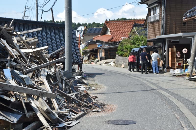 多くの建物が倒壊した石川県珠洲市＝６月４日