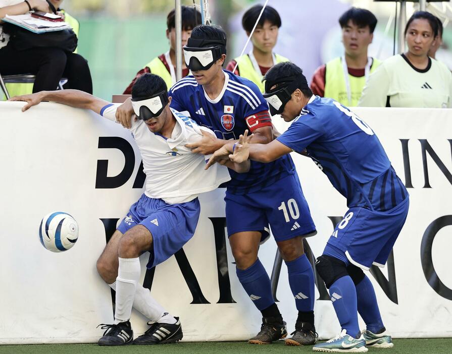 日本―モロッコ　前半、競り合う川村（中央）＝大阪市