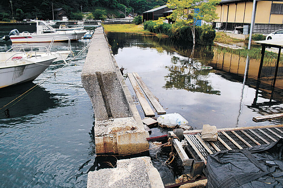 地震で損傷した中居湾の護岸＝穴水町中居